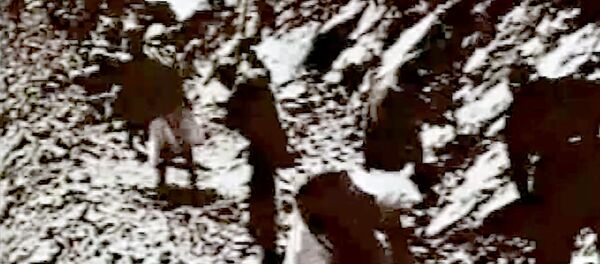 Десятки тысяч людей рисковали жизнью высоко в горах — видео стройки дорог КР - Sputnik Кыргызстан