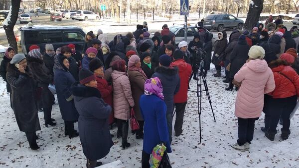 Около здания Министерства здравоохранения проходит митинг медработников против оптимизации системы первичной медико-санитарной помощи, а также возмущены тем, что не получают обещанную заработную плату - Sputnik Кыргызстан