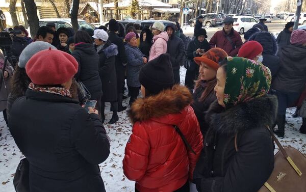Около здания Министерства здравоохранения проходит митинг медработников, сообщила консультант пресс-службы данного госоргана Елена Баялинова - Sputnik Кыргызстан