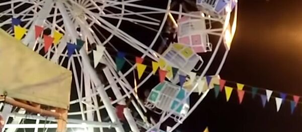 В Индонезии кабины колеса обозрения перевернулись вместе с людьми. Видео - Sputnik Кыргызстан