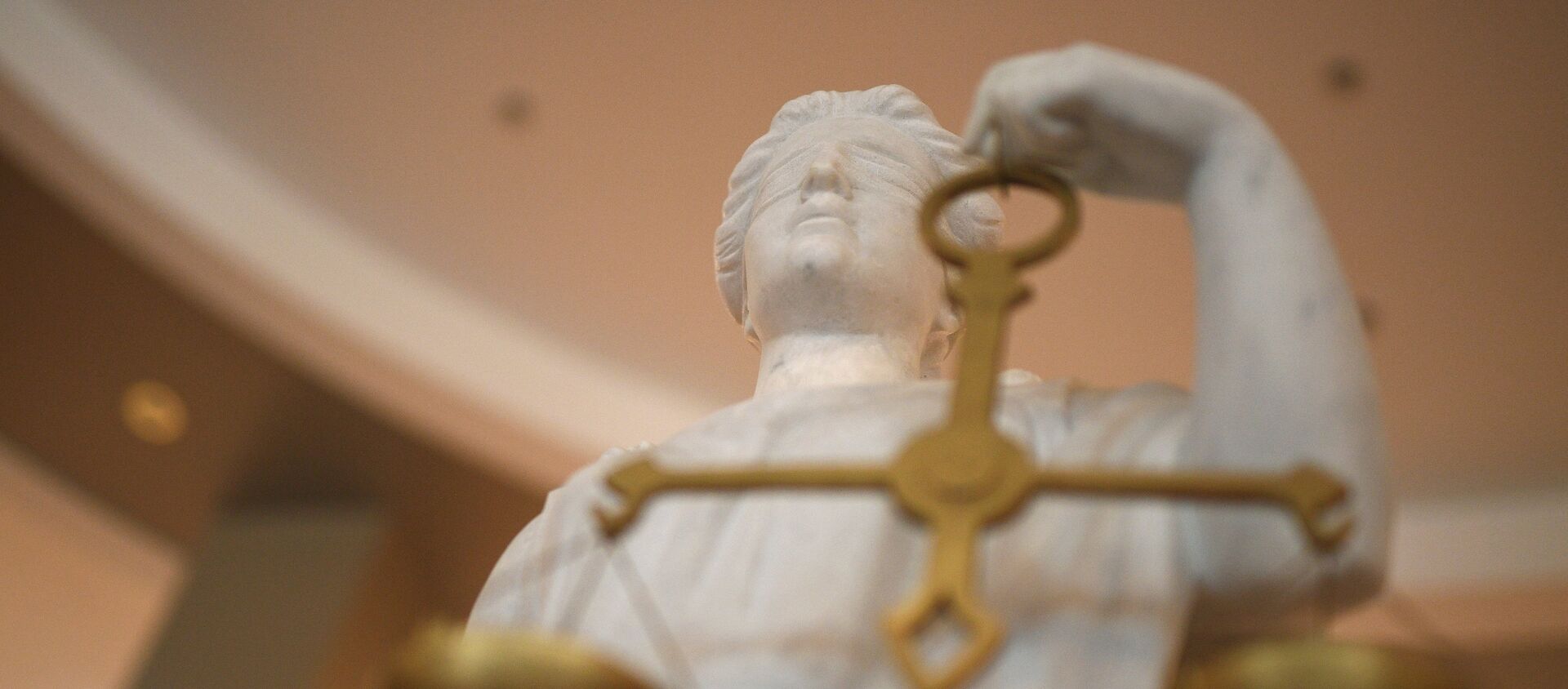 Статуя Фемиды в здании городского суда. Архивное фото - Sputnik Кыргызстан, 1920, 01.12.2021