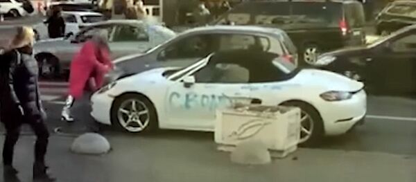 Блондинка топором разбила Porsche в Киеве. Видео - Sputnik Кыргызстан