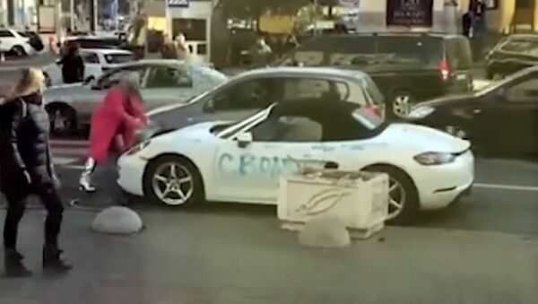 Блондинка топором разбила Porsche в Киеве. Видео - Sputnik Кыргызстан