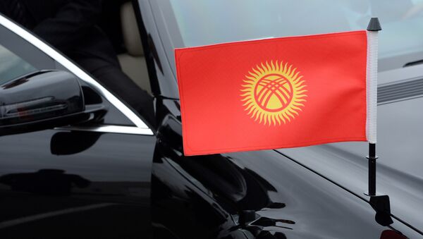 Флаг Кыргызстана на автомобиле президентского кортежа. Архивное фото - Sputnik Кыргызстан