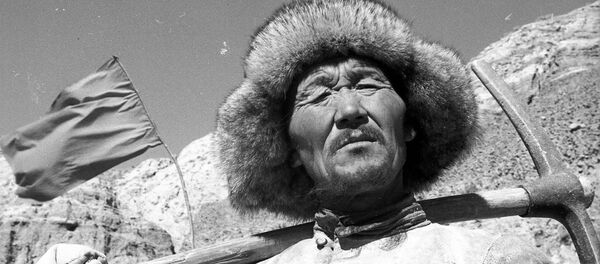 У детей руки были в крови — как строили самые важные дороги Кыргызстана - Sputnik Кыргызстан