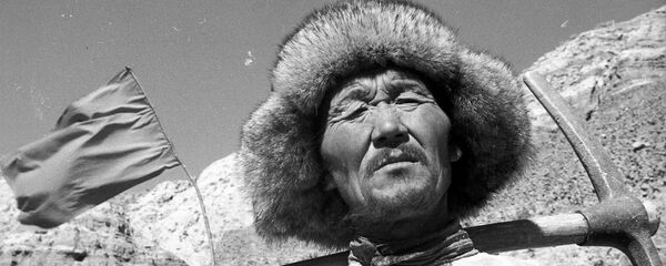 У детей руки были в крови — как строили самые важные дороги Кыргызстана - Sputnik Кыргызстан