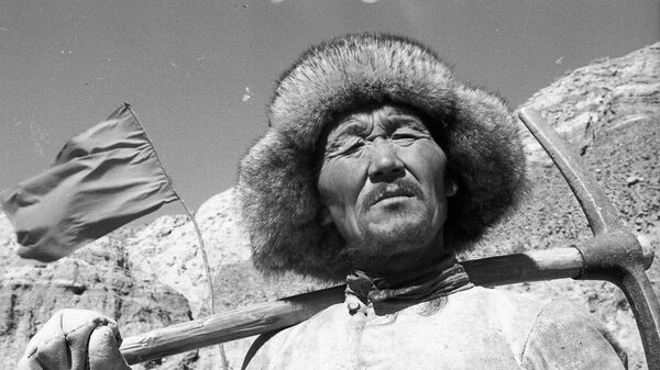 Балдардын колу канга боёлуп кетчү. Кыргызстандагы жолдор кантип курулган? - Sputnik Кыргызстан