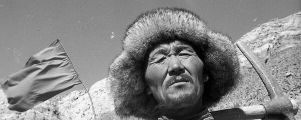Балдардын колу канга боёлуп кетчү. Кыргызстандагы жолдор кантип курулган? Балдардын колу канга боёлуп кетчү. Кыргызстандагы жолдор кантип курулган? - Sputnik Кыргызстан