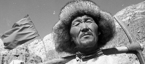 Балдардын колу канга боёлуп кетчү. Кыргызстандагы жолдор кантип курулган? - Sputnik Кыргызстан