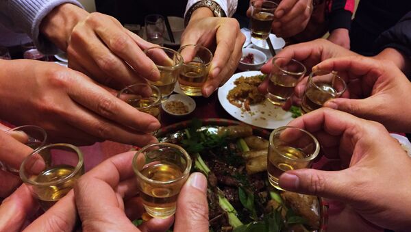 Люди распивают алкоголь в ресторане. Архивное фото - Sputnik Кыргызстан
