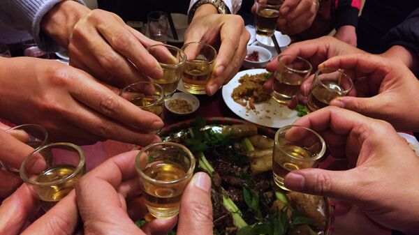Посетители распивают алкогольные напитки в ресторане. Архивное фото - Sputnik Кыргызстан