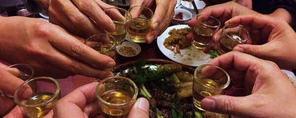 Ресторандагы кардарлар алкоголь ичимдиктерди кармап турушат. Архив  - Sputnik Кыргызстан