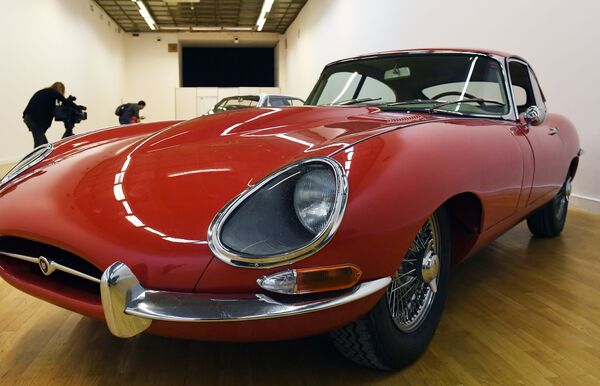 Купе Jaguar E-type 1961–1968 годов выпуска имеет мощность 265 лошадиных сил - Sputnik Кыргызстан