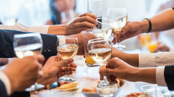 Люд чокаются бокалами с шампанским в Бишкеке. Архивное фото - Sputnik Кыргызстан