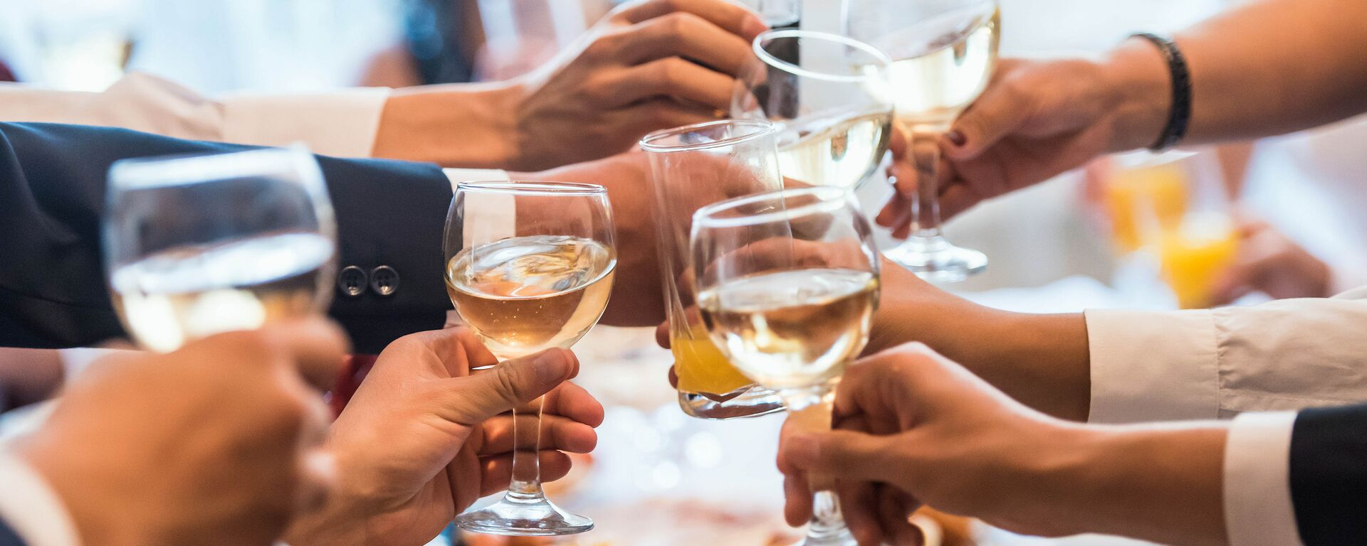 Люд чокаются бокалами с шампанским в Бишкеке. Архивное фото - Sputnik Кыргызстан, 1920, 16.12.2025