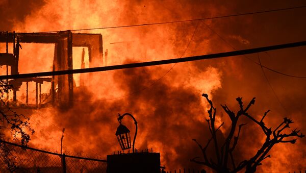 Горящий дом во время лесного пожара Вулси на севере Калифорнии, Малибу. 9 ноября 2018 года в Малибу - Sputnik Кыргызстан