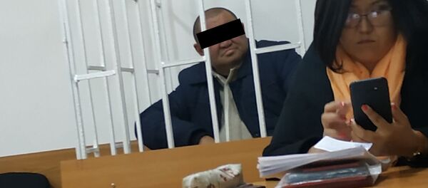 Врач, после укола которого скончалась школьница в зале суда Свердловского района Бишкека Врач, после укола которого скончалась школьница в зале суда Свердловского района Бишкека - Sputnik Кыргызстан