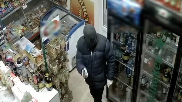 В России продавщица прогнала шваброй грабителя с пистолетом — видео - Sputnik Кыргызстан