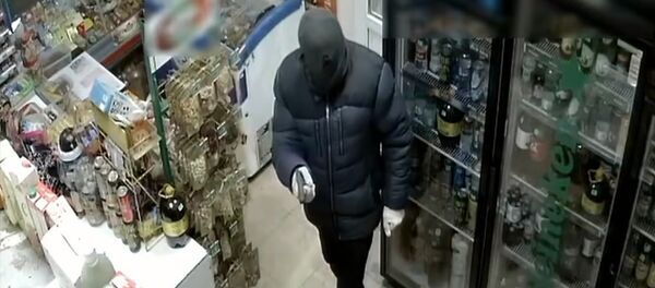 В России продавщица прогнала шваброй грабителя с пистолетом — видео - Sputnik Кыргызстан