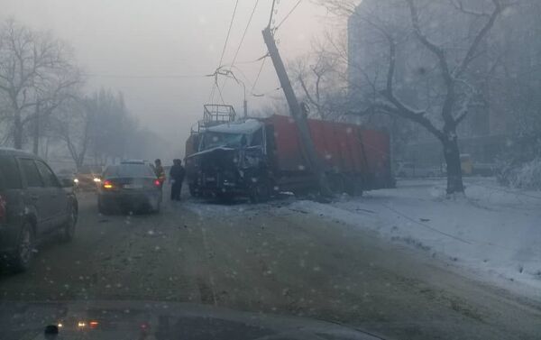 Авария случилась на пересечении улиц Льва Толстого и Термечикова - Sputnik Кыргызстан