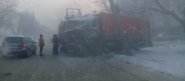 Борбор калаада таштанды ташыган унаа троллейбус мамысын сүзүп, коомдук транспорттун линиясын бузуп алган - Sputnik Кыргызстан