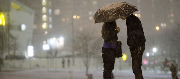 Кол чатыр астында турган жуп. Архив - Sputnik Кыргызстан