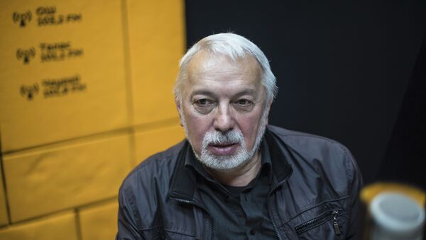 Журналист Александр Никсдорф во время интервью на радиостудии Sputnik Кыргызстан - Sputnik Кыргызстан