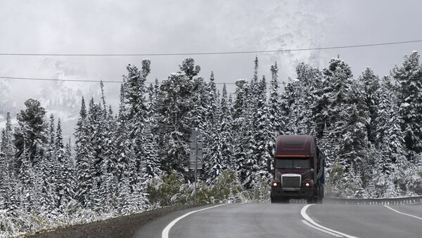 Снег на автомобильной дороге. Архивное фото - Sputnik Кыргызстан