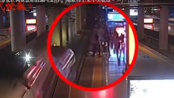 Девушка едва не погибла, пытаясь разыграть парня в Китае. Видео - Sputnik Кыргызстан
