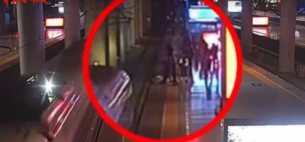 Девушка едва не погибла, пытаясь разыграть парня в Китае. Видео - Sputnik Кыргызстан