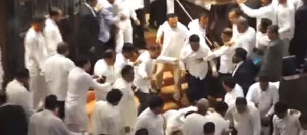 Депутаты сошлись врукопашную в парламенте Шри-Ланки — видео массовой драки - Sputnik Кыргызстан