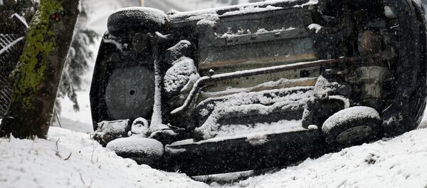 Автомобиль, упавший на бок в результате ДТП. Архивное фото Автомобиль, упавший на бок в результате ДТП. Архивное фото - Sputnik Кыргызстан