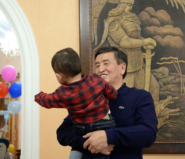 Президент Кыргызстана Сооронбай Жээнбеков с внуком - Sputnik Кыргызстан