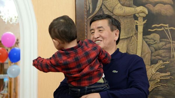 Сооронбай Жээнбеков жээн небереси менен туулган күнүндө - Sputnik Кыргызстан