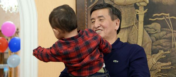 Сооронбай Жээнбеков жээн небереси менен туулган күнүндө - Sputnik Кыргызстан