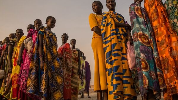Девушки из Южного Судана стоят в очереди. Архивное фото - Sputnik Кыргызстан