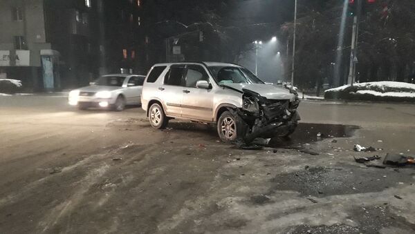 На пересечении проспекта Эркиндик и улицы Киевской столкнулись два автомобиля марки Honda CR-V - Sputnik Кыргызстан