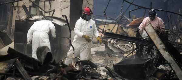 Спасатели ликвидируют последствия лесного пожара в городе Парадайз в штате Калифорния. - Sputnik Кыргызстан