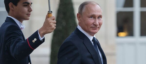 Президент РФ Владимир Путин покидает Елисейский дворец после рабочего завтрака от имени президента Франции Эммануэля Макрона в честь приглашенных глав государств и правительств. - Sputnik Кыргызстан