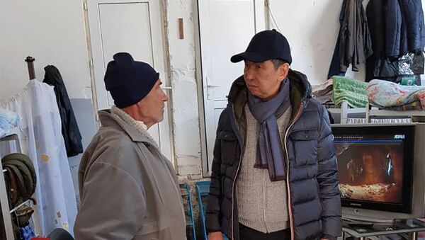 Мэр Бишкека Азиз Суракматов навестил бездомных во временном приюте - Sputnik Кыргызстан
