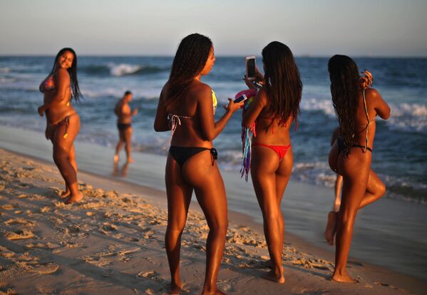 Девушки на пляже в Рио-де-Жанейро - Sputnik Кыргызстан