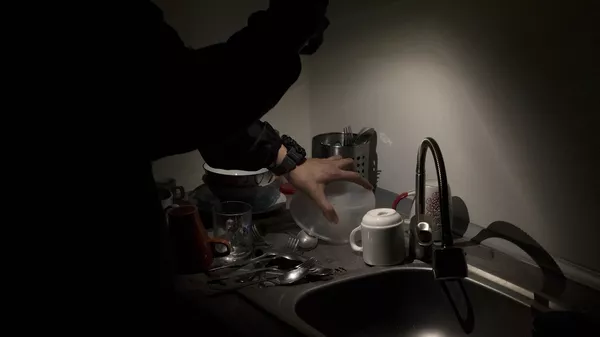 Мужчина в темноте освещает кухню мобильным телефоном. Архивное фото  - Sputnik Кыргызстан