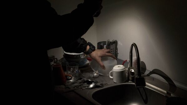 Мужчина на кухне во время отключения света. Иллюстративное фото - Sputnik Кыргызстан