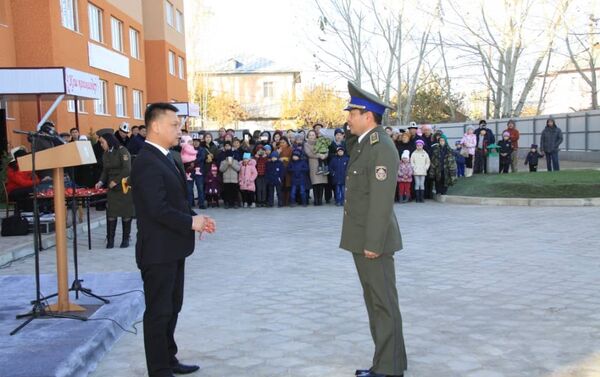 Ош шаарында УКМК кызматкерлерине жаңы курулган үйдүн ачкычтары тапшырылды - Sputnik Кыргызстан