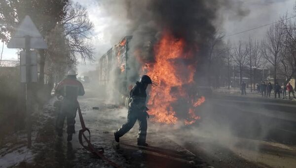 В Бишкеке на улице Ауэзова сгорела фура - Sputnik Кыргызстан