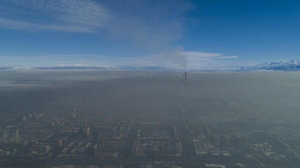 Каждый год с наступлением холодов над Бишкеком повисает смог - Sputnik Кыргызстан