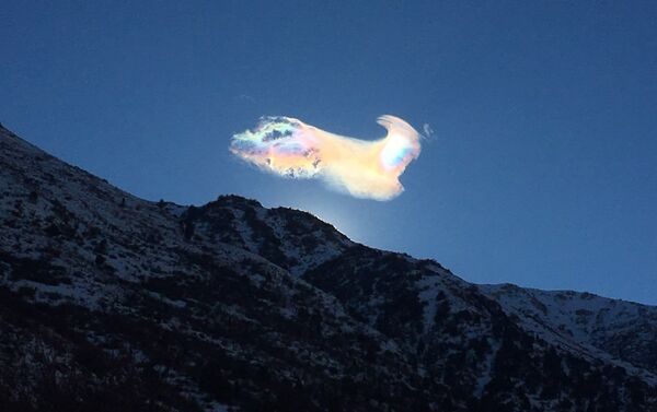 В Кыргызстане группе туристов удалось запечатлеть стратосферные облака - Sputnik Кыргызстан