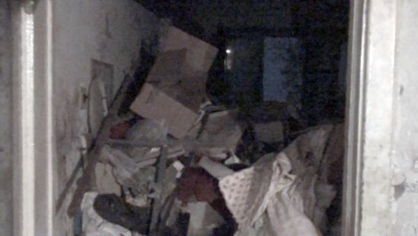 Ужасное зрелище — из квартиры бишкекчанки самосвалами вывозят мусор. Видео - Sputnik Кыргызстан