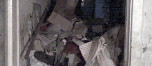 Ужасное зрелище — из квартиры бишкекчанки самосвалами вывозят мусор. Видео Ужасное зрелище — из квартиры бишкекчанки самосвалами вывозят мусор. Видео - Sputnik Кыргызстан