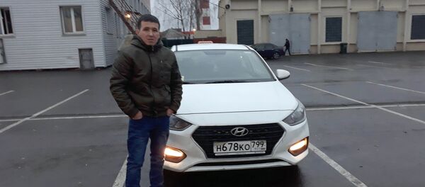 Москвада кардардын унутуп кеткен капчыгын кайтаруу үчүн аны 8 саат күткөн кыргызстандык таксист Кайрат Тентимишев. Архив - Sputnik Кыргызстан